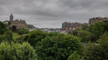 Waverly Tren İstasyonu'ndan görüldüğü gibi Edinburgh Şehir Manzaralı