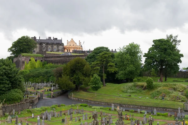 Stirling Castle en cementery van Heilige onbeleefd middeleeuwse kerk — Stockfoto