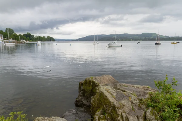 Uitzicht vanaf de oever van het meer van de Ambleside van boten en vliegende zee-meeuwen — Stockfoto