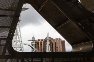 Quay West bina ve Millenium Bridge Salford Quays adlı