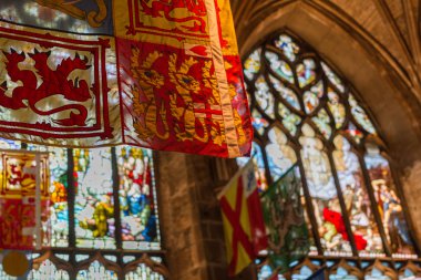 Bayraklar ve vitray pencereler içinde St Giles Cathedral