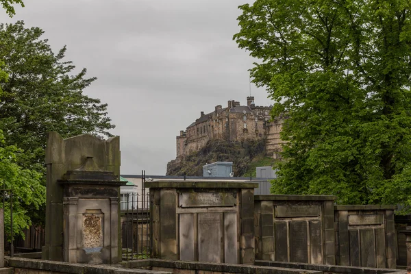 Vista del Castillo de Edimburgo desde Greyfriars Kirkyard y el cementerio — Foto de Stock