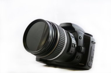 Beyaz arka plan üzerine açık asansörünün izole bir siyah Dslr fotoğraf makinesi