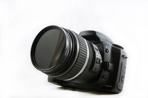 Uma câmera DSLR preta isolada no fundo branco, elevador frontal — Fotografia de Stock