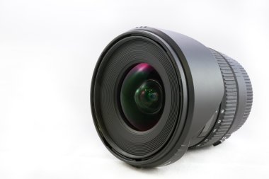izole beyaz zemin üzerine siyah kamera objektifi
