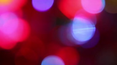 Kırmızı, mavi, sarı ve mor tatil bokeh. Soyut Noel şenlik arka planı.