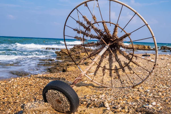 Verlaten Strandparasol Een Rotsachtig Strand Tegen Zee Genomen Een Strand — Stockfoto