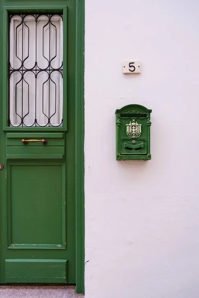 Porta Verde Caixa Correio Antigo Uma Casa Tradicional Branca Antiga — Fotografia de Stock
