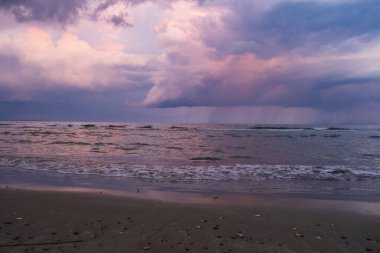 Fırtınalı bir günde mavi saat McKenzie sahilinde, Larnaka, Kıbrıs adasında