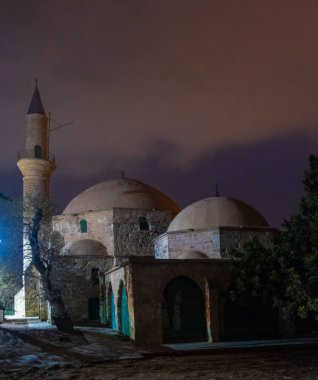 Hala Sultan Tekke ya da Larnaka 'daki Umm Haram Camii, Cyprus adası - mavi saat akşam yakalama.
