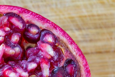 Dilimlenmiş taze nar. Arkaplan ya da duvar kağıdı olarak uygun makro yakalama.