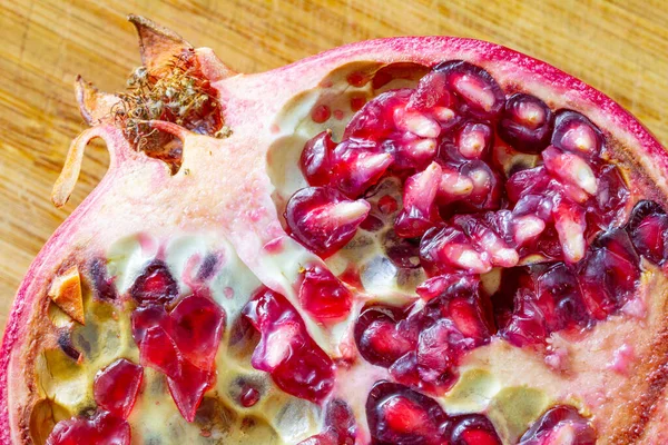 Dilimlenmiş taze nar. Arkaplan ya da duvar kağıdı olarak uygun makro yakalama.