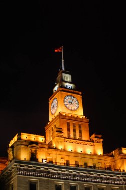 Çin 'deki Şangay' ın Eski Bölgesi Bund 'daki bir bankanın kullandığı tarihi bir binanın gece manzarası.