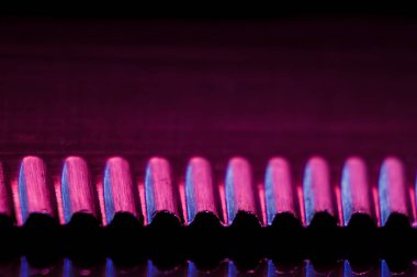 Aydınlatılmış tırtıklı bıçağın kenarı ve yansıma makro atışları. Görüntü arkaplan olarak uygun.