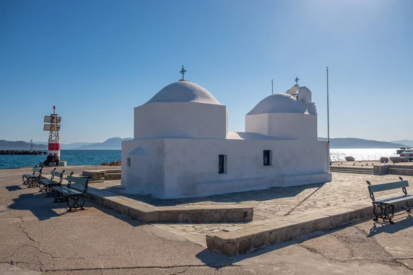 ギリシャのサロン海のエーギナ島の港にあるアヒオス ニコラオスの象徴的な礼拝堂 — ストック写真