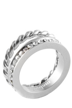 Düğümlenmiş parlak ikiz gümüş yüzüğe yakın plan beyaz arka planda zirkon izole edilmiş.