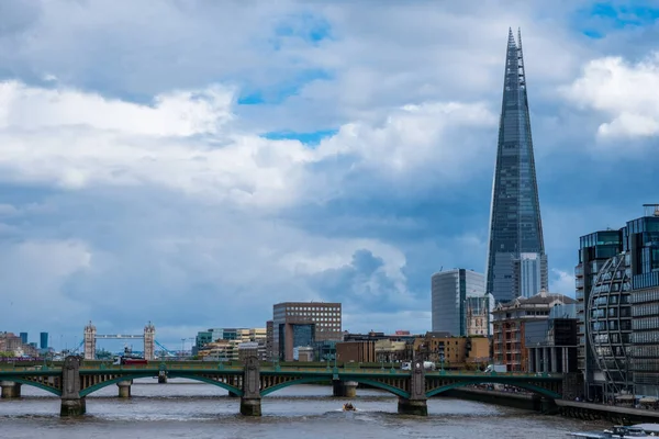 Wieżowiec Odłamkami Dominujący Nad Panoramą Mostem Southwark London Bridge Jest — Zdjęcie stockowe