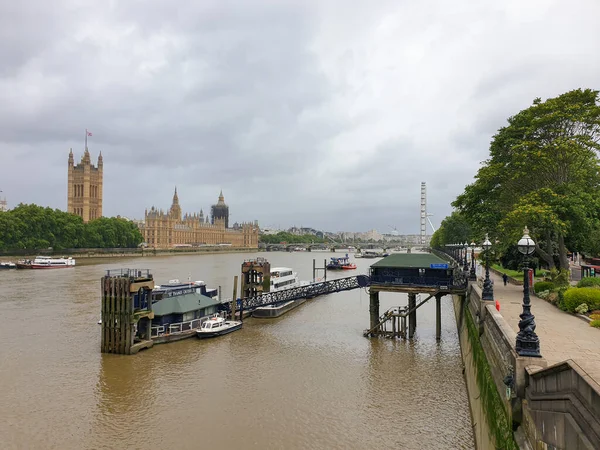 ロンドン イギリス 2021年7月30日 曇りの日に背景にウェストミンスター宮殿 庶民院 ロンドン アイとランベス橋からテムズ川の景色 — ストック写真