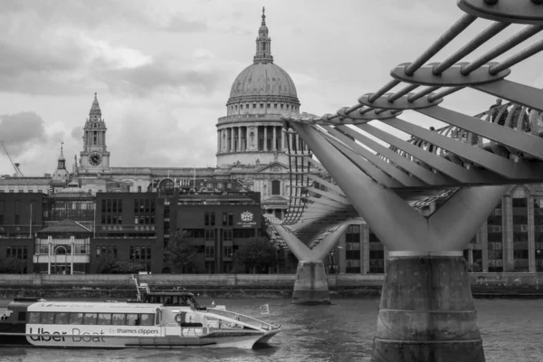 ロンドン イギリス 2021年7月30日 船が橋を渡る際に セント ポール大聖堂とミレニアム フットブリッジがテムズ川を渡ります — ストック写真
