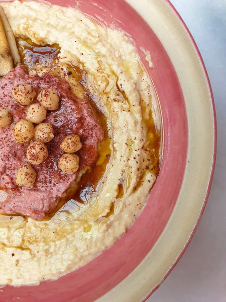 Hummus Salsa Garbanzos Árabe Con Especias Plato Crema Rosa Vista —  Fotos de Stock