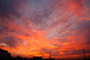 Lefkoşa, Kıbrıs cityscape üzerinde gökyüzü günbatımı