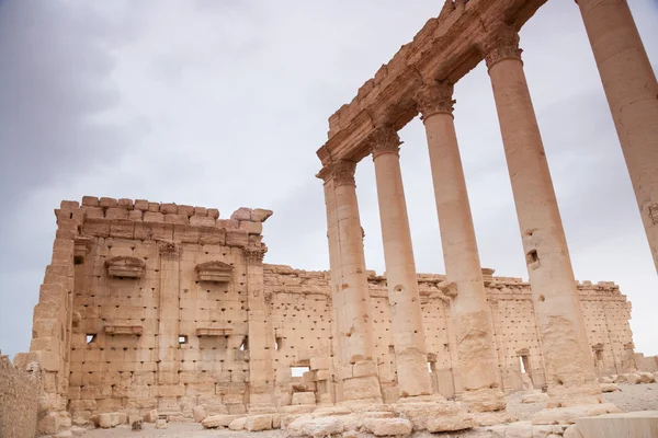 Ruínas da antiga cidade de Palmira, deserto sírio — Fotografia de Stock