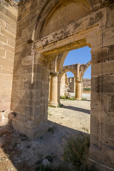 Vista através de Saint Mamas ruínas da Igreja Gótica na aldeia deserta de Ayios Sozomenos, Chipre — Fotografia de Stock