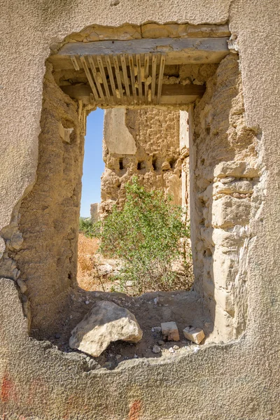 Vista através da janela destruída de ruínas da aldeia abandonada de Ágios (Santo) Sozomenos, Chipre — Fotografia de Stock