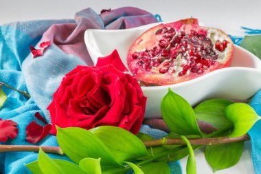 Pomengranate ve kırmızı gül - yakın çekim