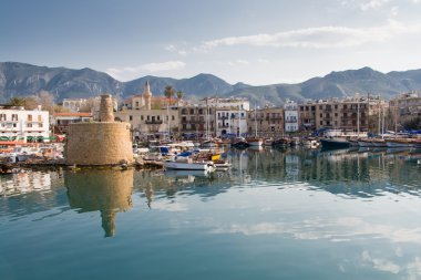 Görünümde, Girne, Kıbrıs adasında, eski deniz feneri ile eski liman