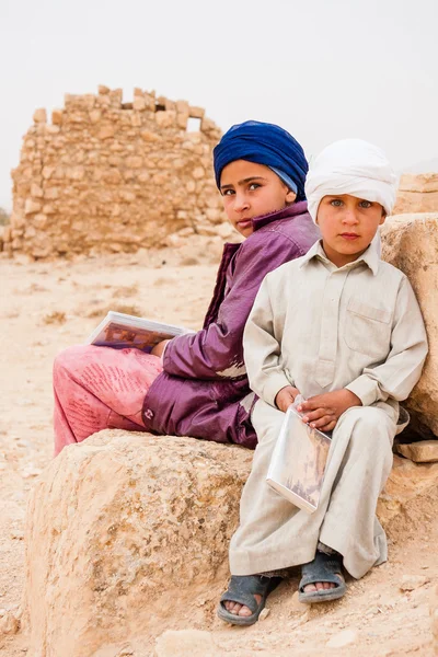 Beduínské děti prodávají suvenýry na místě starověké město Palmýra, Syrská poušť — Stock fotografie