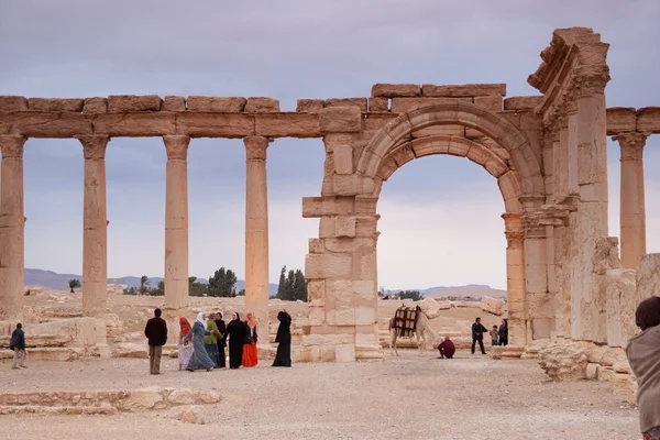 Palmyra, Suriye Çölü Antik şehir kalıntıları ziyaret — Stok fotoğraf