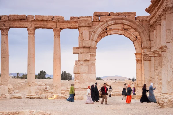 Palmyra, Suriye Çölü Antik şehir kalıntıları bulunmaktadır yürüyüş ziyaretçi — Stok fotoğraf