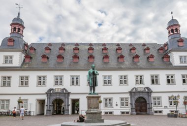Belediye Binası, Koblenz, Almanya ile heykel, Johannes-Muller-Denkmal ön planda