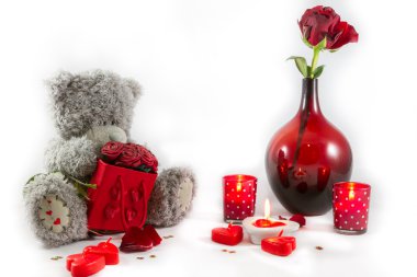 Sevgililer günü oyuncak ayı, vazo, kalpleri ve cand gül buketi