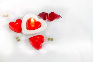 Sevgililer günü kalp şeklinde mum ve gül yaprakları üzerinde beyaz bac