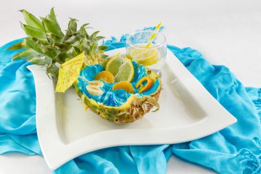 Ananas dilimlenmiş meyve ve limon kokteyl yan v ile ikiye böldüm