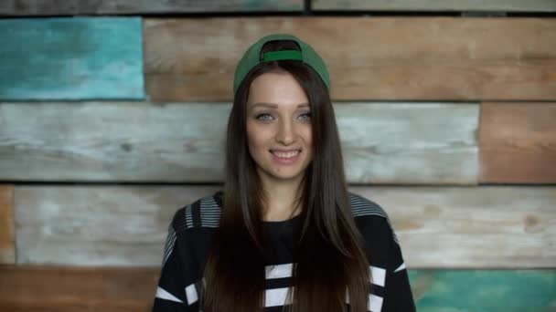 Tonåring porträtt i hennes rum — Stockvideo