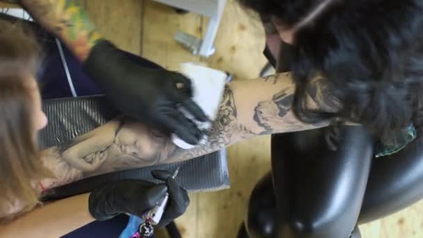 Ragazza tatuaggio artista tatuaggio il suo cliente — Video Stock