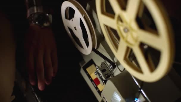 Vieux projecteur de film fonctionne — Video