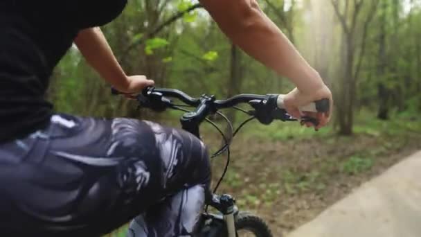 Meisje op fiets in het bos — Stockvideo