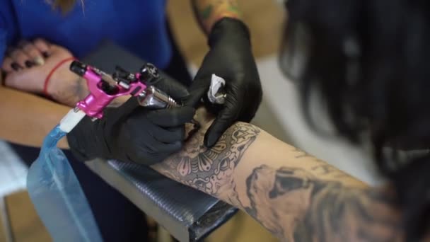 Chica tatuaje artista tatuaje su cliente — Vídeos de Stock