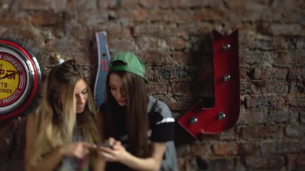 Dos amigas felices tomando fotos con su smartphone en la habitación — Vídeo de stock