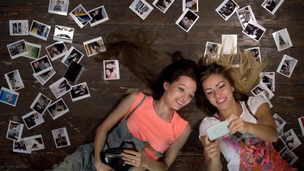 Dos chicas se están tomando selfie a la cámara fotográfica — Vídeos de Stock