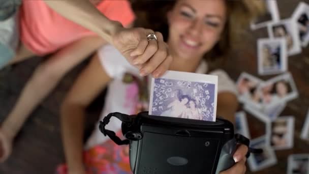 Duas meninas estão levando selfie para câmera de fotos — Vídeo de Stock