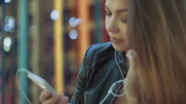 Kız akıllı telefon mp3 çalardan müzik dinleme