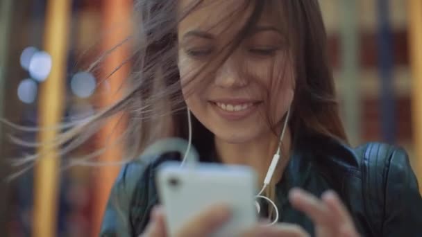 Menina ouvir música de telefone inteligente mp3 player — Vídeo de Stock