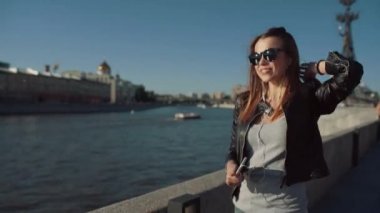 Güzel esmer kız Nehri ile belgili tanımlık telefon üzerinde müzik dinleme