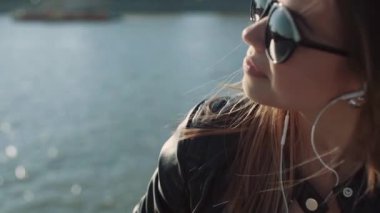 kız müzik slowmotion sahildeki Rüzgar