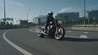İş adamı bir şehirde bir motosiklet sürme
